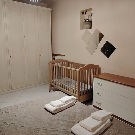 Sandra House Черталдо Екстериор снимка